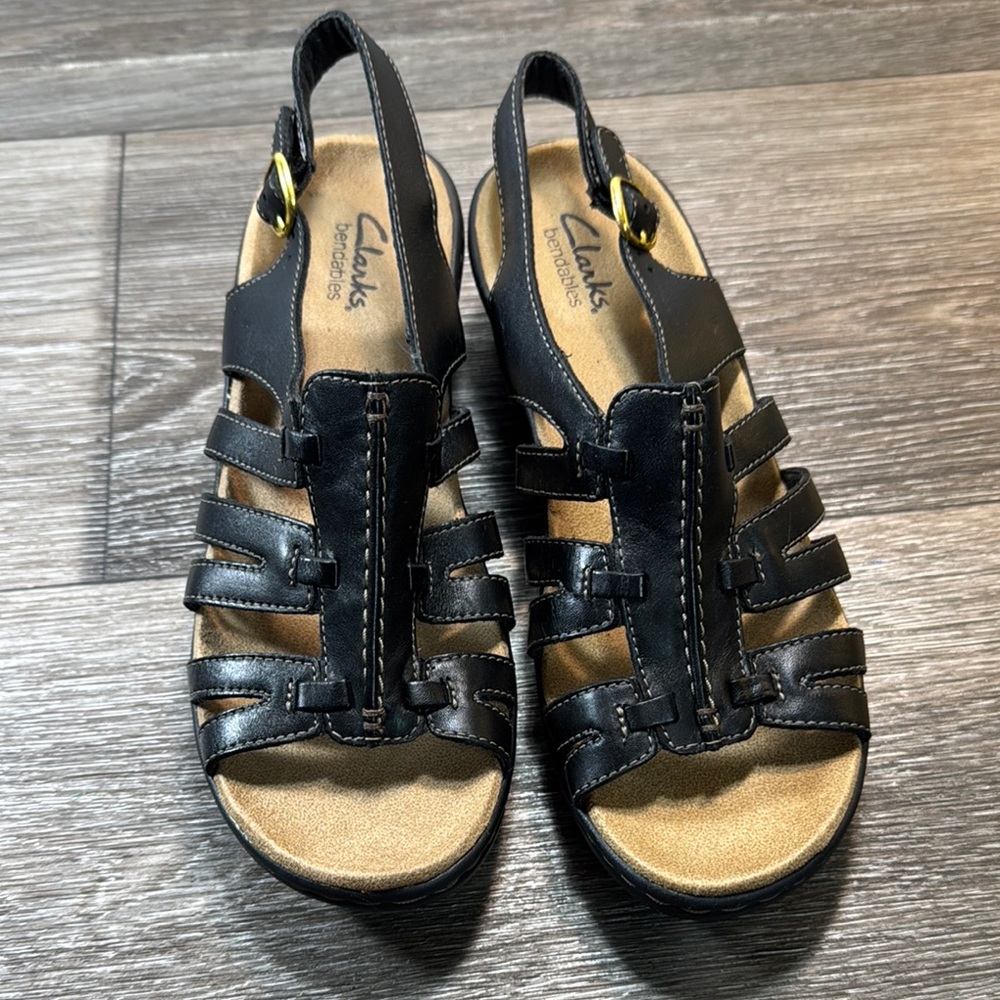 Clarks Black Strappy Sandals woman’s size 7.5 (b118)